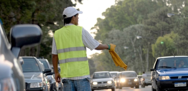 La municipalidad de Bariloche prohíbe por decreto a «trapitos», malabaristas y limpiavidrios en la vía pública
