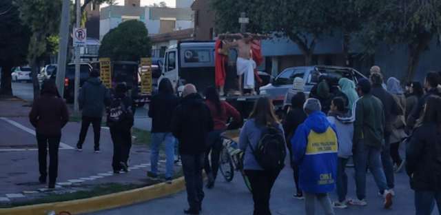 Viedma se une en fe: Una multitud acompañó el tradicional Vía Crucis viviente