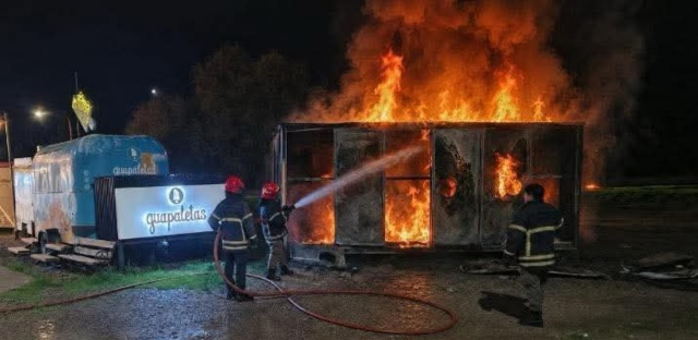 Vandalismo en Viedma: Incendian un módulo de reciclaje recién pintado por artistas locales