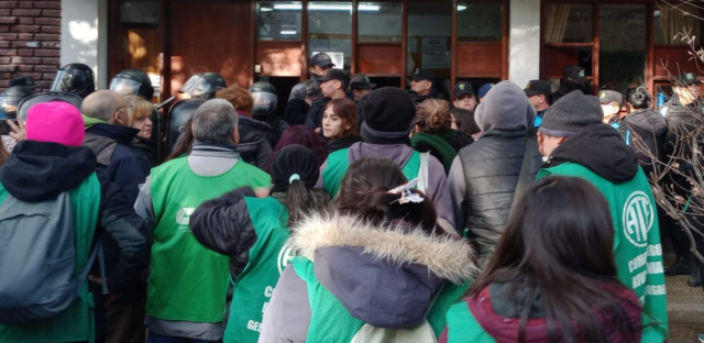 Tensión en Comodoro Rivadavia: Incidentes y detenidos tras protesta de auxiliares de educación