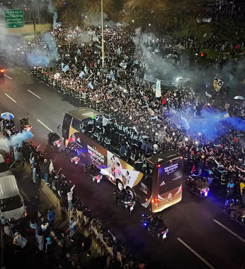¡Una multitud recibio a la Seleccion Argentina en Ezeiza tras la final!