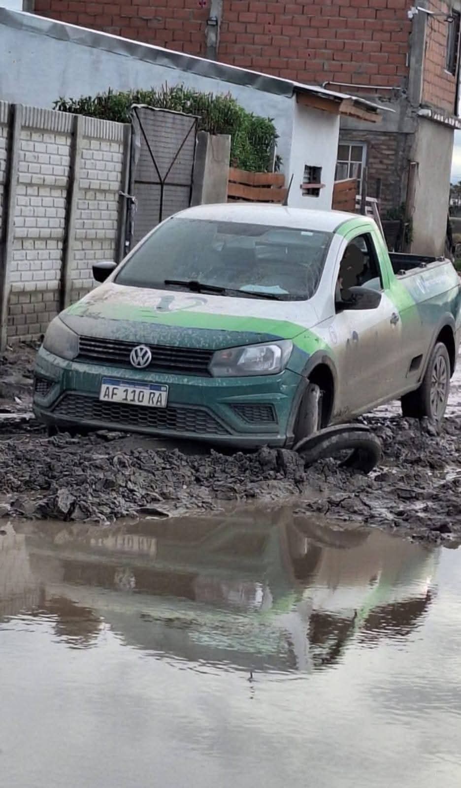 Una camioneta de la municipalidad y un colectivo quedaron atascados en Viedma