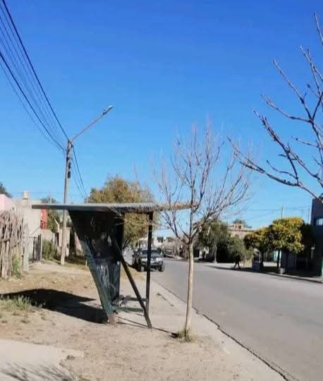 Vecinos del Barrio 150 Viviendas reclaman al Municipio por la garita de colectivos y la iluminación de la cancha